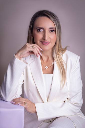 Ensaio corporativo Brasília
Alexandra Paz Fotógrafa 
Médica cardiologista em estúdio minimalista com pose de apresentação.