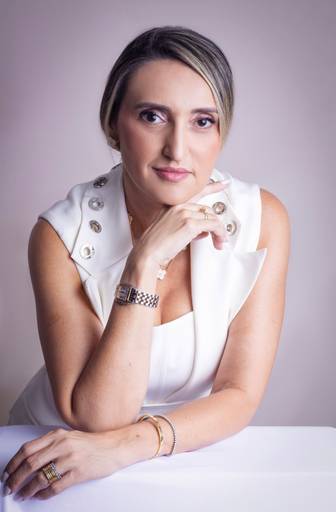 Ensaio corporativo Brasília
Alexandra Paz Fotógrafa 
Médica cardiologista em estúdio minimalista com pose de presença.