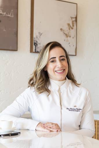 Ensaio corporativo Brasília
Alexandra Paz Fotógrafa 
Ensaio de uma reumatologista em estúdio com luz natural. Sorriso acolhedor e pose de apresentação.
