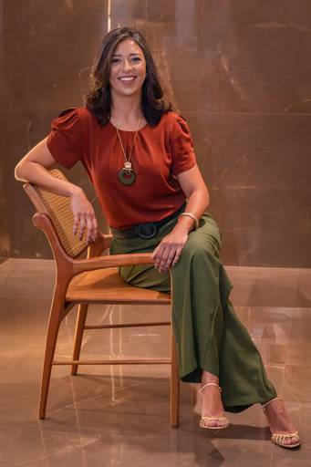 Ensaio corporativo Dra Paula. Pose na cadeira. Alexandra Paz fotógrafa
