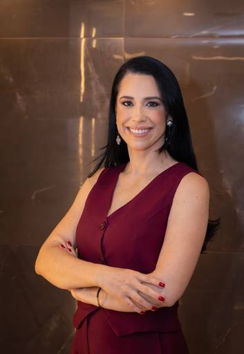Pose clássica de braços cruzados em ensaio corporativo feminino em Brasília- Alexandra Paz fotógrafa
