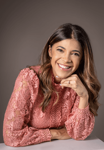 Ensaio corporativo Brasília
Alexandra Paz Fotógrafa 
Psicóloga especialista em psicanálise em pose de apresentação no estúdio minimalista.