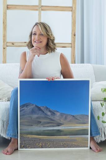 Ensaio corporativo Brasília
Alexandra Paz Fotógrafa 
Ensaio em estúdio com mobília leve e clean de uma fotógrafa de quadros Fine Art. Pose com destaque para uma de suas obras.