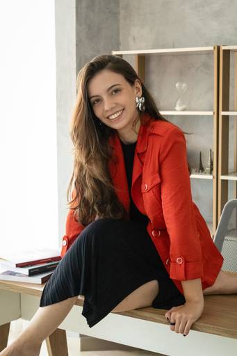 Ensaio corporativo Brasília
Alexandra Paz Fotógrafa 
Ensaio de uma psicóloga em estúdio de luz natural com estante. Pose descontraída em cima da mesa.