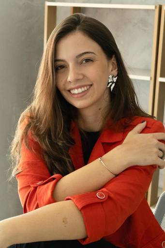 Ensaio corporativo Brasília
Alexandra Paz Fotógrafa 
Ensaio de uma psicóloga em estúdio de luz natural com estante. Destaque para o rosto com sorriso leve e acolhedor.