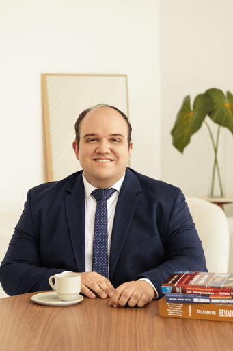 Ensaio corporativo Brasília
Alexandra Paz Fotógrafa 
Ensaio corporativo de um médico hemalogista em estúdio minimalista, amplo, com mobília elegante . Pose de apresentação. Sentado