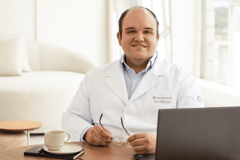 Ensaio corporativo Brasília
Alexandra Paz Fotógrafa 
Ensaio corporativo de um médico hemalogista em estúdio minimalista, amplo, com mobília elegante . Pose com seu notebook em mesa trabalhando. Sorriso acolhedor. Look com jaleco.