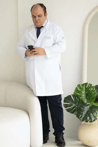 Ensaio corporativo Brasília
Alexandra Paz Fotógrafa 
Ensaio corporativo de um médico hemalogista em estúdio minimalista, amplo, com mobília elegante . Pose em pé, com o celular. Look com jaleco.