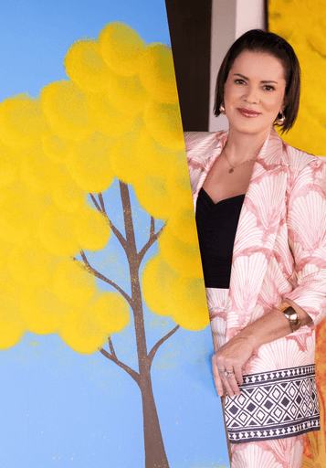 Ensaio corporativo Brasília
Alexandra Paz Fotógrafa 
Ensaio de uma artista plástica em seu ateliê com uma de suas obras. Um ip|ê amarelo.