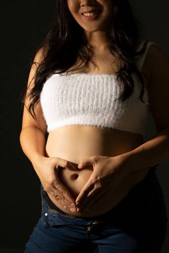 Detalhe para a barriga da gestante em ensaio gestante brasilia fotografa alexandra paz. em estúdio minimalista