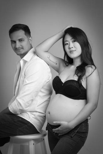 Casal descontraído em ensaio gestante brasilia fotografa alexandra paz. em estúdio 