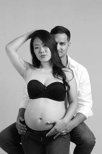 Ensaio de gestante, foto preto e branca. Casal com olhar forte, fotógrafa Alexandra Paz