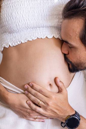 Detalhe da barriga em ensaio Lifestyle gestante Brasília. Alexandra Paz fotógrafa
