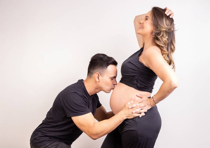 Beijo na barriga da futura mamãe em ensaio em estúdio gestante pela fotógrafa Alexandra Paz