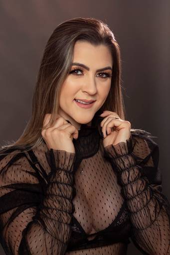 Close do sorriso da modelo em ensaio sensual Brasília com fotógrafa Alexandra paz
