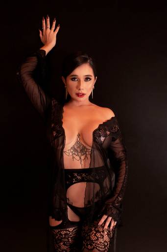 Ensaio sensual Brasília com modelo destacando o decote e olhar poderoso. Alexandra Paz fotógrafa.