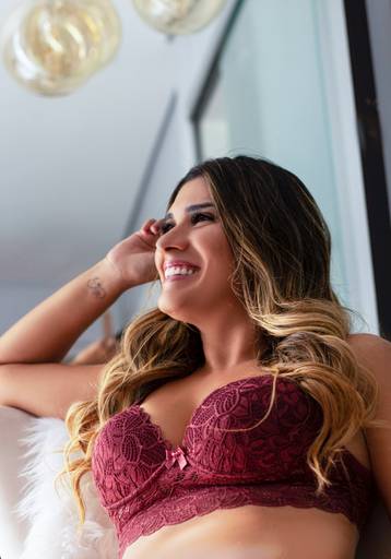 Destaque para o busto e sorriso da modelo em ensaio sensual por Alexandra paz