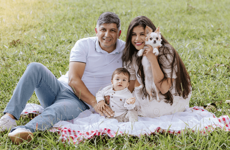 Família com bebê e seu pet em ensaio externo Brasília, por Alexandra Paz