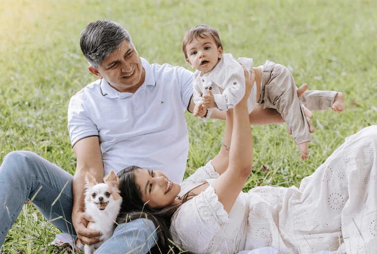 Mamãe com bebê nos braços em ensaio externo Brasília por Alexandra paz