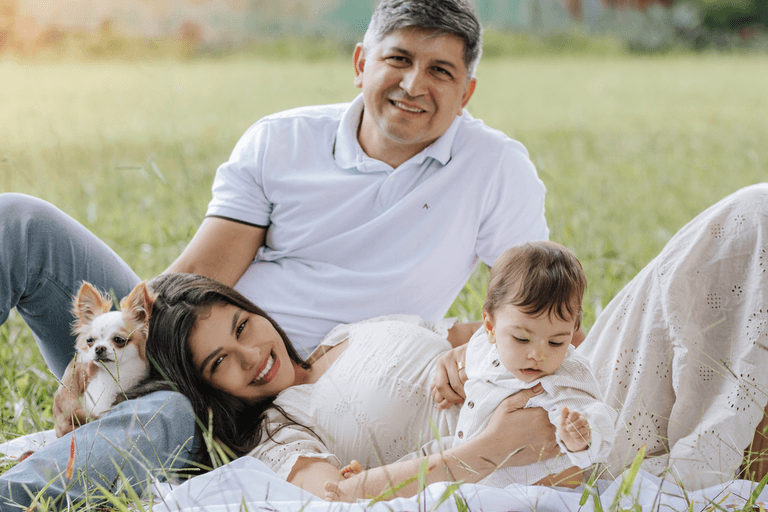 Pose de família com bebê em ensaio externo Brasília por Alexandra paz