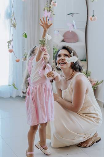 Mãe observando a filha em Campanha de Dia das mães
