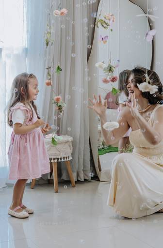 Campanha de Dia das mães com muitos sorrisos, bolha de sabão e cordão de flores
