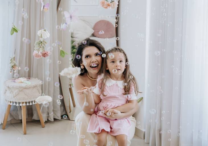 Admirando as bolhas de sabão com a mamãe. Fotógrafa Alexandra Paz Brasília
