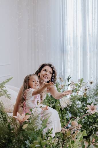 Brincando de bolha de sabão com a mamãe em Campanha de Dia das mães. Alexandra Paz fotógrafa em estúdio de luz natural
