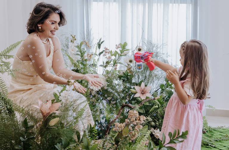 Brincando de bolha de sabão com a mamãe em Campanha de Dia das mães. Alexandra Paz fotógrafa.
