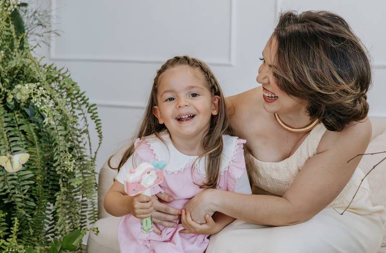 Recebendo cosquinhas da mamãe em Campanha de dia das mães Brasília. Alexandra Paz fotógrafa
