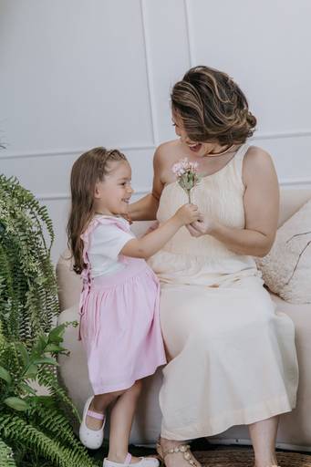 Entregando buquê de flores para a mamãe em Campanha de dia das mães. Fotoógrafa Alexandra Paz
