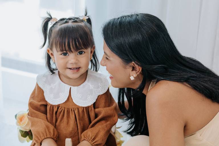 Sorriso fofo em ensaio de Campanha de Dia das mães no estúdio de luz natural Brasília. Fotógrafa Alexandra Paz.