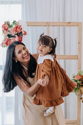 Colo feliz em estúdio de luz natural na Campanha de Dia das mães em Brasília. Fotógrafa Alexandra paz.