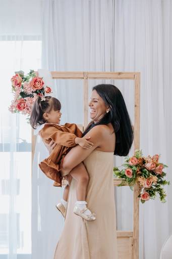 Brincadeira no colo da mães em ensaio da Campanha de Dia das mães em Brasília. Fotógrafa Alexandra paz.