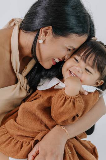 Cheirinho da mãe em estúdio de luz natural, em Brasília na Campanha de Dia das mães . Fotógrafa Alexandra paz