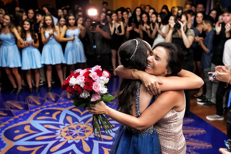 15-anos-valsa-mae-abraço-buque-foto