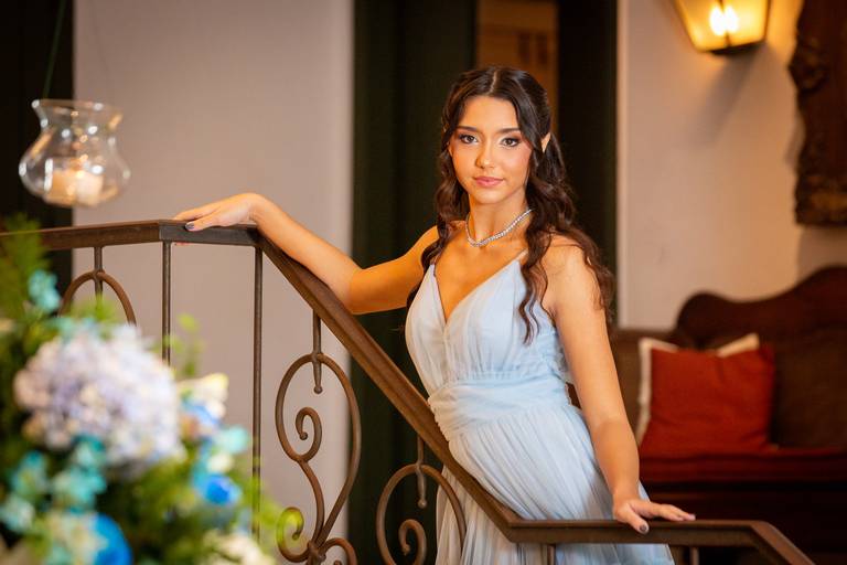 foto-espontanea-de-quinze-anos-flavius-aniversariante-na-escada