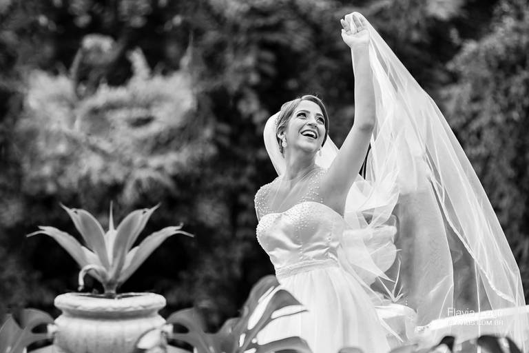 Noiva posando com véu ao vento