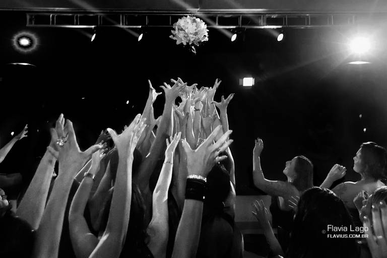 Bouquet voando e mãos para o alto Fotografia de Casamento no Rio de Janeiro RJ Flavius Flavia Lago