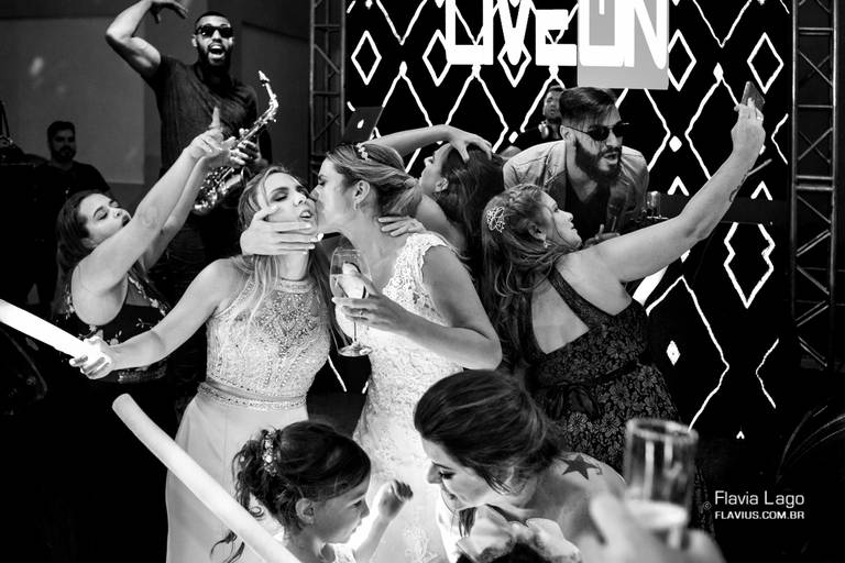 Fotos espontâneas do casamento na pista da casa de festas Espaço Lamartine.