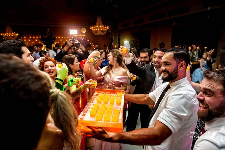 Fotos espontâneas do casamento na pista da casa de festas Espaço Lamartine Rio de Janeiro. Shot tequila na pista de dança.