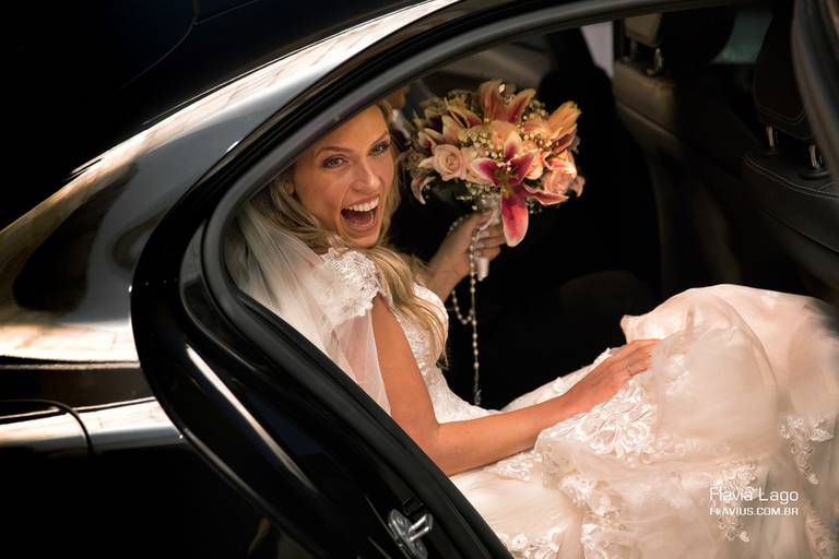 Fotografia de Casamento no Rio de Janeiro RJ Flavia Lago Flavius Noiva carro entrada