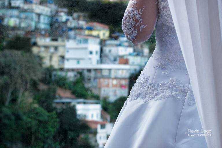 Cintura da noiva contrastando com o fundo de uma favela Fotografia de Casamento no Rio de Janeiro RJ Flavius Flavia Lago