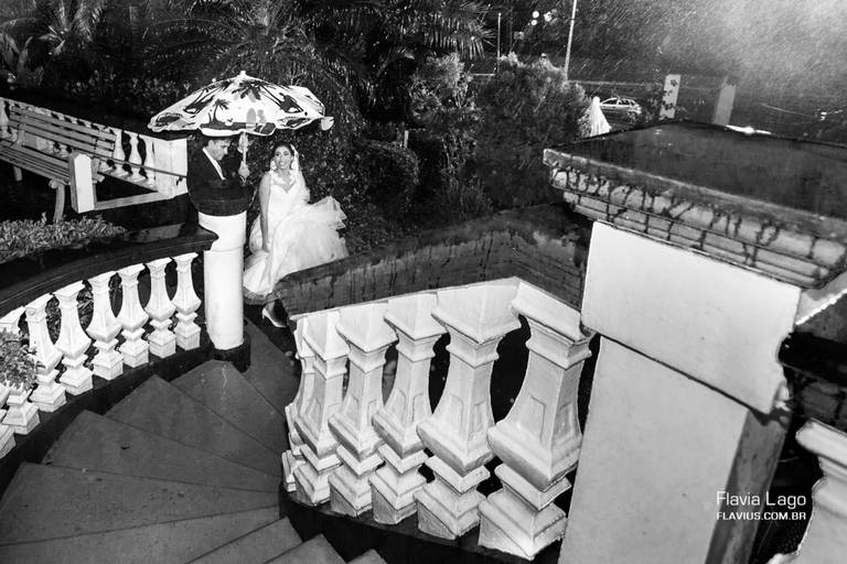 Fotografia de Casamento no Rio de Janeiro RJ Flavia Lago Flavius Entrada noiva igreja chuva chovendo