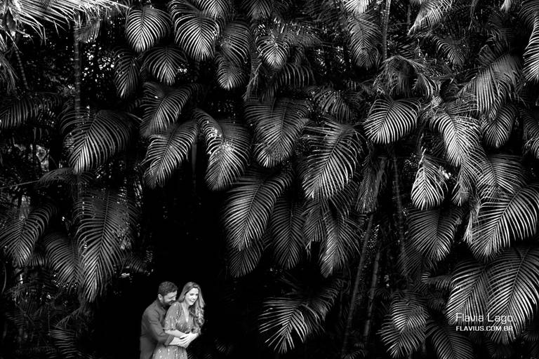 Casal se abraçando Ensaio Fotografia de Casamento no Rio de Janeiro RJ Flavia Lago Flavius