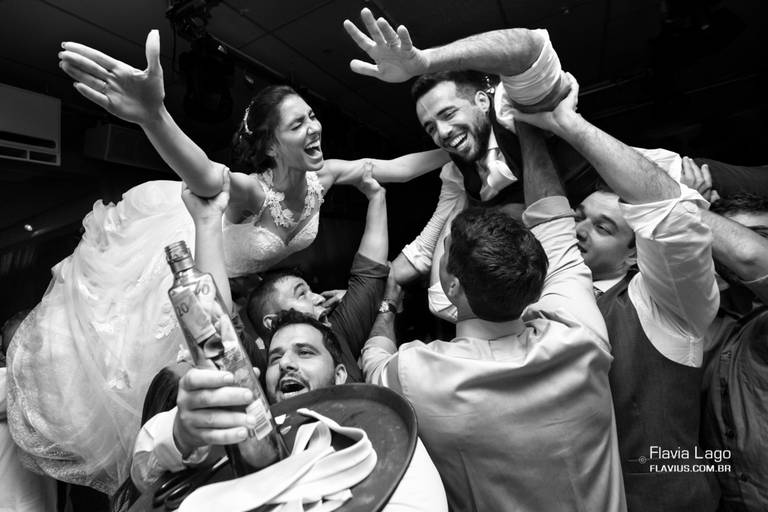 Fotografia de Casamento no Rio de Janeiro RJ Flavia Lago Flavius Casal dança amigos