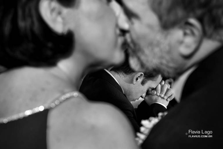 Noivo rezando na igreja Fotografia de Casamento no Rio de Janeiro RJ Flavia Lago Flavius