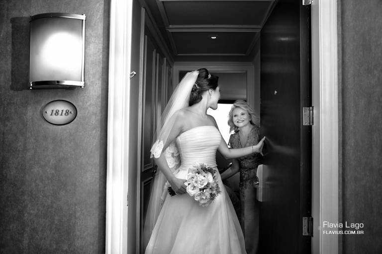 Noiva saindo do quarto do hotel para casar e acenando mãe  Fotografia de Casamento no Rio de Janeiro RJ Flavius Flavia Lago