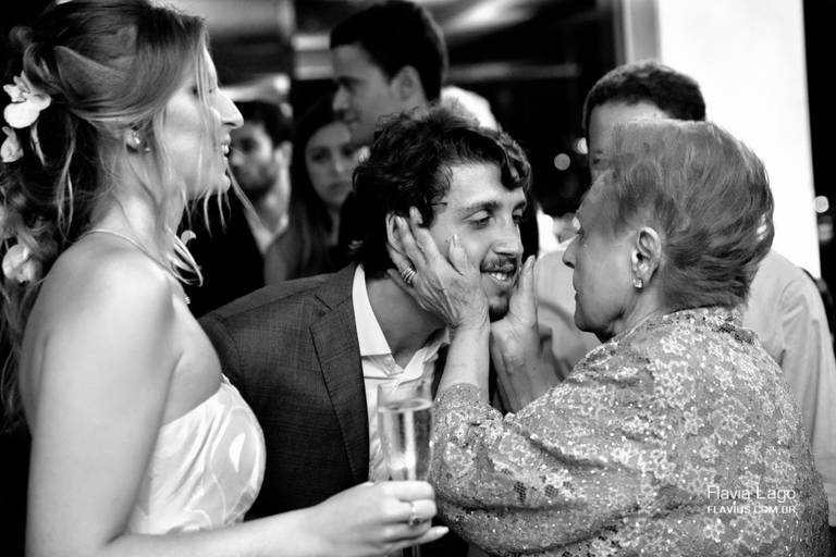 Foto espontânea da avó fazendo carinho noivo. Fotografia de Casamento no Rio de Janeiro RJ Flavia Lago.  Flavius Foto espontânea casamento pista Espaço 7ZERO6 Hotel Praia Ipanema Rio de Janeiro