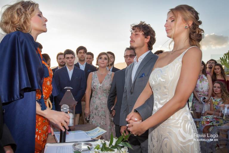 Fotografia de Casamento no Rio de Janeiro RJ Flavia Lago Flavius cerimônia ao ar livre na praia no por-do-sol Hotel Praia Ipanema Espaço 7ZERO6